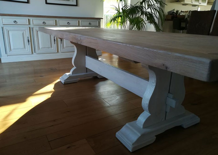 Mobilier table salle à manger en chêne personnalisée finition naturel vernis incolore et teinte blanchie huilée atelier ébénisterie en Savoie