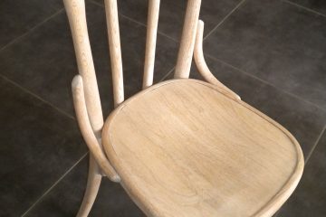 Chaises bistrot en bois courbé en hêtre, décapage par aérogommage, finition huile blanchie réalisé en Rhône Alpes près d'Aix les Bains dans mon atelier artisanal Bois de jouvence